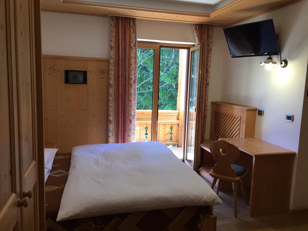 Hotel El Paster Pozza di Fassa Esterno foto